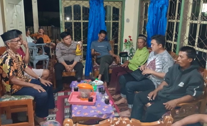 Pemerintah Desa Penanding dan Desa Dusun Baru II dan Personel Polsek Karang Tinggi, Briptu Ade Marco saat mengawal mediasi kasus pencurian tandan buah sawit, Sabtu, 5 November 2022, Foto: Dok