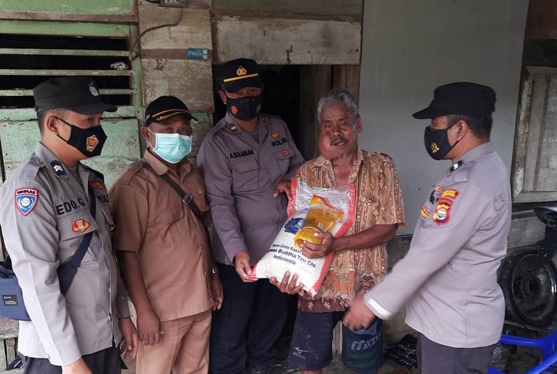 Waka Polsek Mukomuko Selatan, IPDA Agus Sulaiman saat memberikan bantuan sembako kepada Bapak Surli (59) di Desa Tanjung Jaya, Mukomuko Selatan, Foto: Dok/Tribhrata