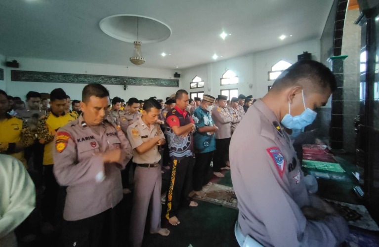 Personil Polda Bengkulu saat melaksanakan shalat ghaib di masjid Al-Amin komplek polda Bengkulu, Jumat, 24 November 2022, Foto: Dok/Tribhrata