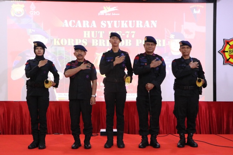 Kapolda Bengkulu Irjen Pol Agung Wicaksono usai memberikan penghargaan kepada Anggota Sat Brimob yang berprestasi, Senin, 14 November 2022, Foto: Dok
