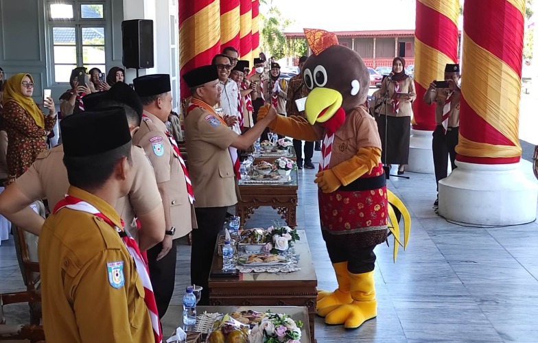 Gubernur Bengkulu Rohidin Mersyah saat berjabat tangan dengan maskot ayam Dang Brugo, pada Pembukaan Kemah Bela Negara Nsional 2022, di Balai Raya Semarak Bengkulu, Sabtu, 26 November 2022, Foto: Dok/Irfan Arief Gubernur Bengkulu Rohidin Mersyah saat berjabat tangan dengan maskot ayam Dang Brugo, pada Pembukaan Kemah Bela Negara Nsional 2022, di Balai Raya Semarak Bengkulu, Sabtu, 26 November 2022, Foto: Dok/Irfan Arief