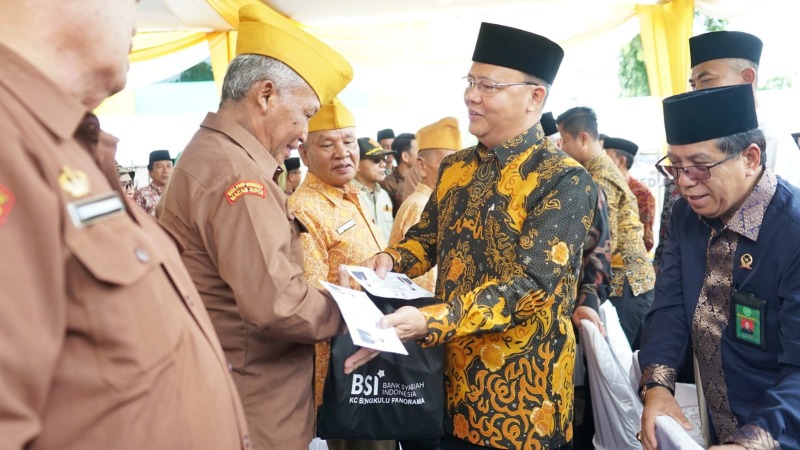 Gubernur Bengkulu Rohidin Mersyah saat memberikan bantuan kepada pejuang veteran dalam rangka HUT Provinsi Bengkulu dan Hari Pahlawan Nasional di halaman kantor Baznas Provinsi Bengkulu, Minggu, 6 November 2022, Foto: Dok