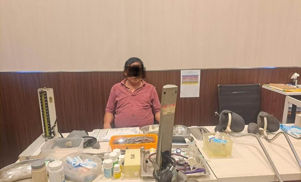 DS (41) terduga pelaku tindak pidana kesehatan tentang praktik kedokteran di Penurunan Kota Bengkulu, Selasa, 20 Desember 2022, Foto: Dok DS (41) terduga pelaku tindak pidana kesehatan tentang praktik kedokteran di Penurunan Kota Bengkulu, Selasa, 20 Desember 2022, Foto: Dok
