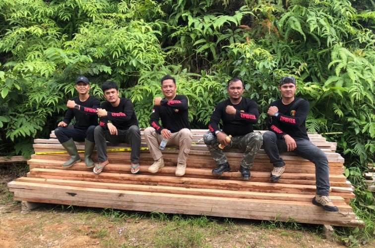 Tipidter Polres Mukomuko saat mengamankan barang bukti hasil pembalakan liar di Hutan Produksi Terbatas (HPT) Air Ipuh I beberapa waktu lalu, Foto: Dok Tipidter Polres Mukomuko saat mengamankan barang bukti hasil pembalakan liar di Hutan Produksi Terbatas (HPT) Air Ipuh I beberapa waktu lalu, Foto: Dok