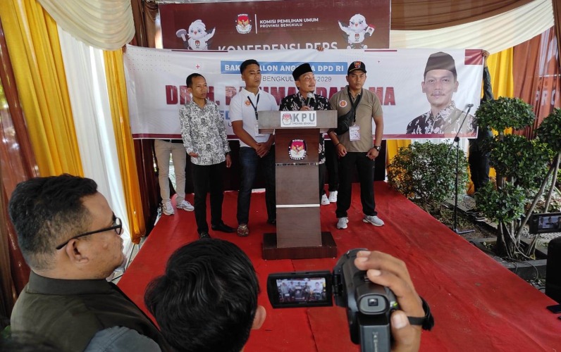 Rahiman Dani, bakal calon Anggota DPD RI saat menggelar konferensi pers bersama awak media, Jumat, 16 Desember 2022, Foto: Dok/Irfan Arief Rahiman Dani, bakal calon Anggota DPD RI saat menggelar konferensi pers bersama awak media, Jumat, 16 Desember 2022, Foto: Dok/Irfan Arief