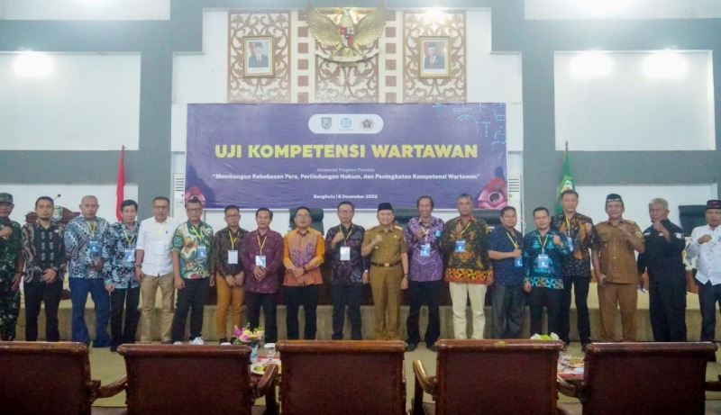 Swafoto Sekretaris Daerah Provinsi Bengkulu Hamka Sabri bersama jajaran PWI Bengkulu dan Diskominfotik Provinsi Bengkulu usai membuka secara resmi pelaksanaan Uji Kompetensi Wartawan. Selasa, 6 Desember 2022, Foto: Dok