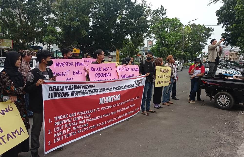 DPW LIRA Bengkulu saat orasi didepan kantor Kejaksaan Tinggi Bengkulu, Jumat, 23 Desember 2022, Foto: Dok DPW LIRA Bengkulu saat orasi didepan kantor Kejaksaan Tinggi Bengkulu, Jumat, 23 Desember 2022, Foto: Dok