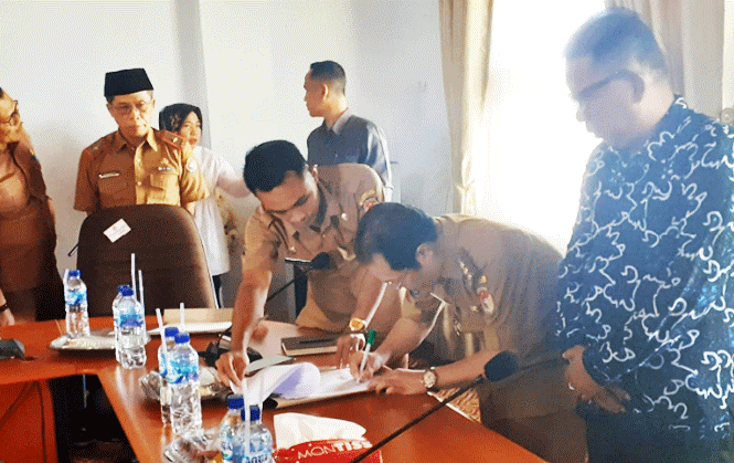 Bupati Mukomuko Sapuan saat menandatangani penyerahan PSU dari dua pengembang di ruang rapat Kantor Bupati Mukomuko, Selasa, 22 November 2022, Foto: Dok