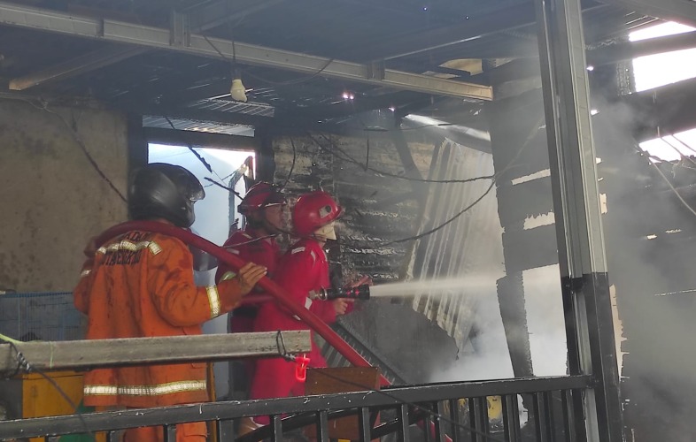 Petugas Damkar Berhasil Jinakan Api yang Melahap Tiga Ruko di Tanah Patah