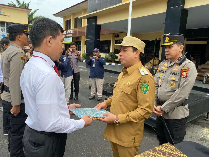 Wakil Walikota Bengkulu, Dedy Wahyudi saat memberikan penghargaan kepada anggota kepolisian yang telah berhasil mengunkap kasus pembunuhan di Kota Bengkulu, Selasa, 31 Januari 2023, Foto: Dok