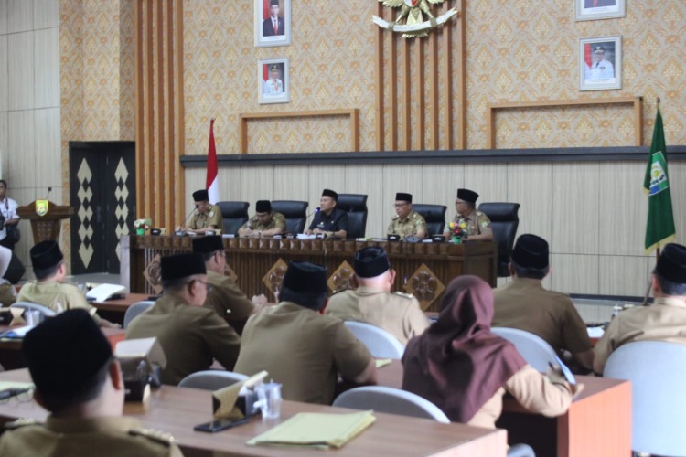 Eselon II Pemprov Bengkulu Tandatangani Perjanjian Kerja Tahun 2023 Sekda Hamka Sabri saat memimpin rapat Koordinasi Persiapan Penandatanganan Perjanjian Kinerja Sekretaris Daerah dan Pejabat Eselon II di Ruang Pola Provinsi Bengkulu, Senin, 30 Januari 2023, Foto: Dok