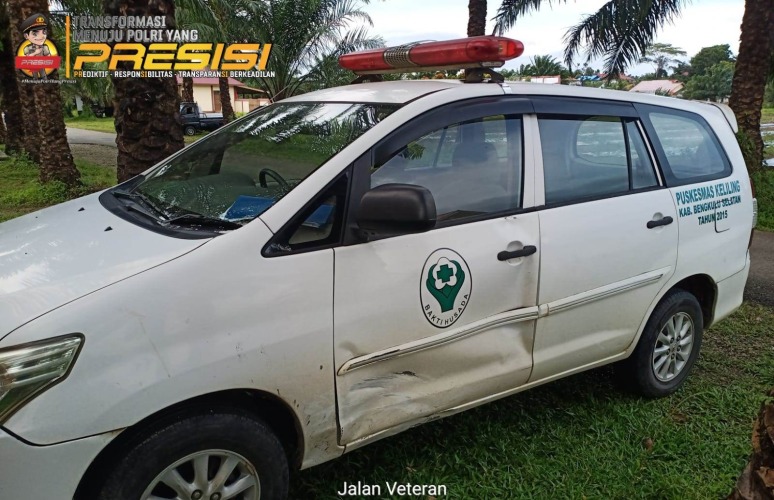 Kondisi mobil Ambulance yang dikendarai Herzal Konidi usai terlibat lakalantas di Jalan Kolonel Berlian, Bengkulu Selatan, Foto: Dok