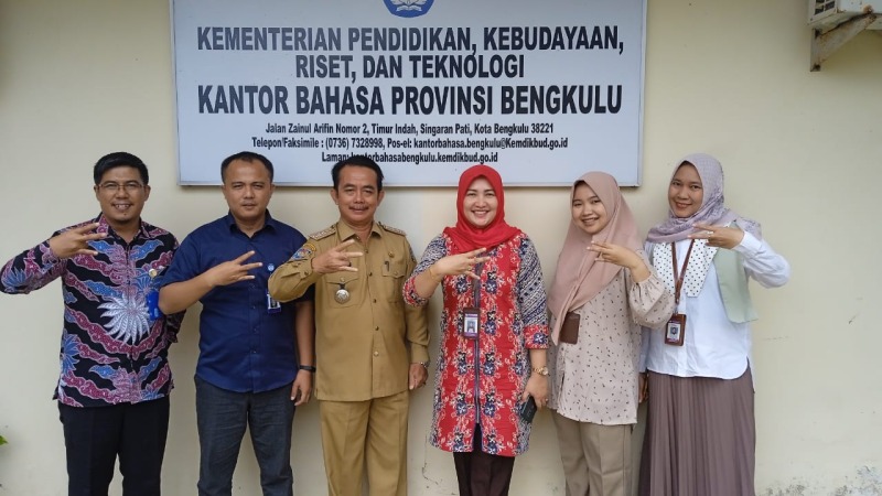 Swafoto Camat Enggano Susianto bersama Kepala Kantor Bahasa Provinsi Bengkulu Dwi Laily didampingi oleh Koordinator dan Anggota KKLP Perlindungan Pemoderenan Bahasa dan Sastra serta Koordinator Humas dan Kerja Sama Kantor Bahasa, Selasa, 31 Januari 2023, Foto: Dok Swafoto Camat Enggano Susianto bersama Kepala Kantor Bahasa Provinsi Bengkulu Dwi Laily didampingi oleh Koordinator dan Anggota KKLP Perlindungan Pemoderenan Bahasa dan Sastra serta Koordinator Humas dan Kerja Sama Kantor Bahasa, Selasa, 31 Januari 2023, Foto: Dok