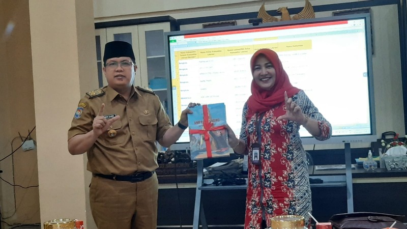 Swafoto Kepala Kantor Bahasa Provinsi Bengkulu Dwi Lily Sukmawati bersama Kepala Dinas Perpusda dan Kearsipan Provinsi Bengkulu, Selasa, 31 Januari 2023, Foto: Dok Swafoto Kepala Kantor Bahasa Provinsi Bengkulu Dwi Lily Sukmawati bersama Kepala Dinas Perpusda dan Kearsipan Provinsi Bengkulu, Selasa, 31 Januari 2023, Foto: Dok