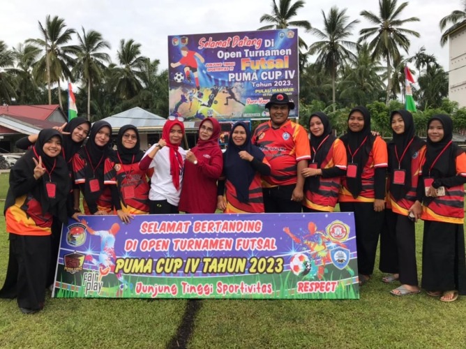 Swafoto Anggota DPRD Mukomuko Roni Pasla dan Wakil Bupati Mukomuko Wasri saat menghadiri pembukaan turnamen futsal yang diselenggarakan karang taruna Desa Pulau Makmur, Minggu, 5 Februari 2023, Foto: Dok Swafoto Anggota DPRD Mukomuko Roni Pasla dan Wakil Bupati Mukomuko Wasri saat menghadiri pembukaan turnamen futsal yang diselenggarakan karang taruna Desa Pulau Makmur, Minggu, 5 Februari 2023, Foto: Dok