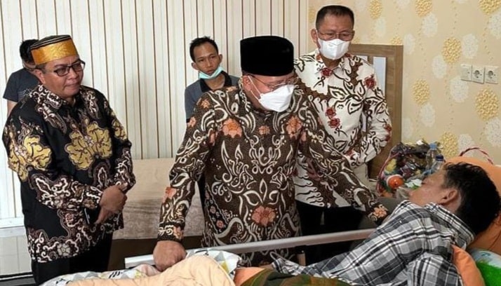 Gubernur Bengkulu Rohidin Mersyah saat membesuk Rahiman Dani di RS Rafflesia, Kota Bengkulu, Foto: Dok