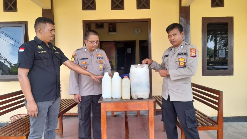 Polisi Sita Puluhan Liter Minuman Tuak di Bengkulu Utara