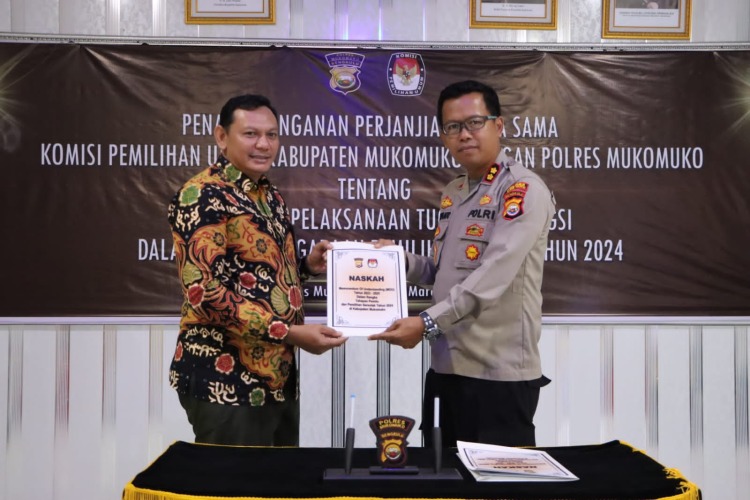 Swafoto Ketua KPU Kabupaten Mukomuko Irsyad bersama Kapolres Mukomuko AKBP Nuswanto usai menandatangi perjanjian kerjasama di Aula Polres Mukomuko, Senin, 20 Maret 2023, Foto: Dok