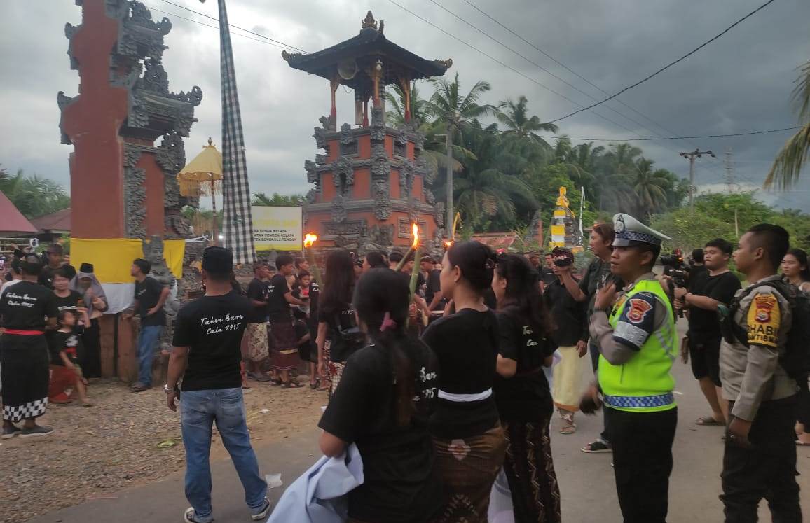 Personil polres Bengkulu Tengah saat mengamankan perayaan Nyepi di Desa Sunda Kelapa Kecamatan Pondok Kelapa, Kabupaten Bengkulu Tengah, Selasa, 21 Maret 2023, Foto: Dok