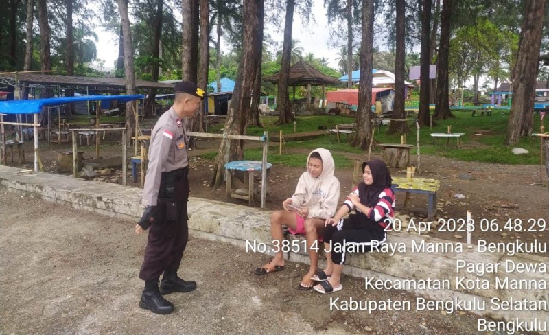 Aparat penegak hukum mendatangi salah satu warga untuk menghimbau bahaya cuaca ekstrem di pesisir pantai di Kota Manna Bengkulu Selatan, Foto: Dok
