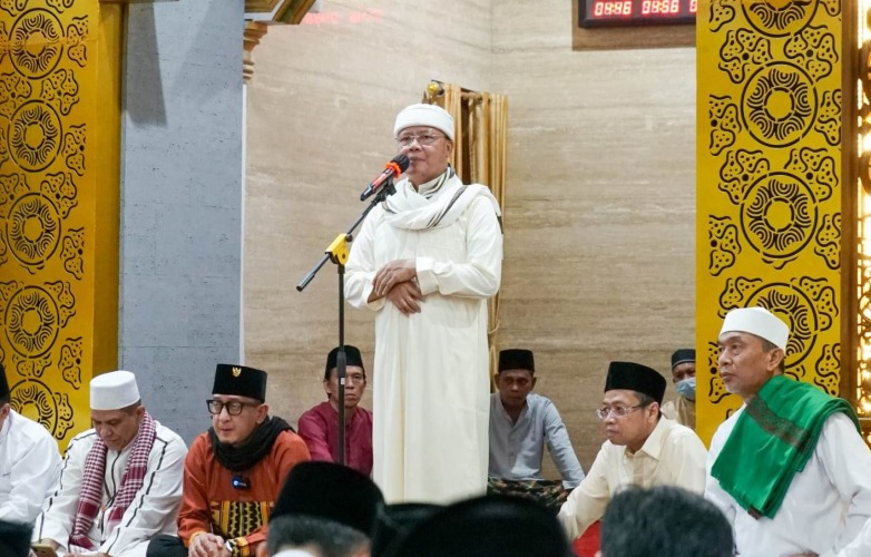 Gubernur Bengkulu Rohidin Mersyah saat memberikan Tausyah di Masjid Raya baitul Izzah, Kota Bengkulu, Jumat, 7 April 2023, Foto: Dok