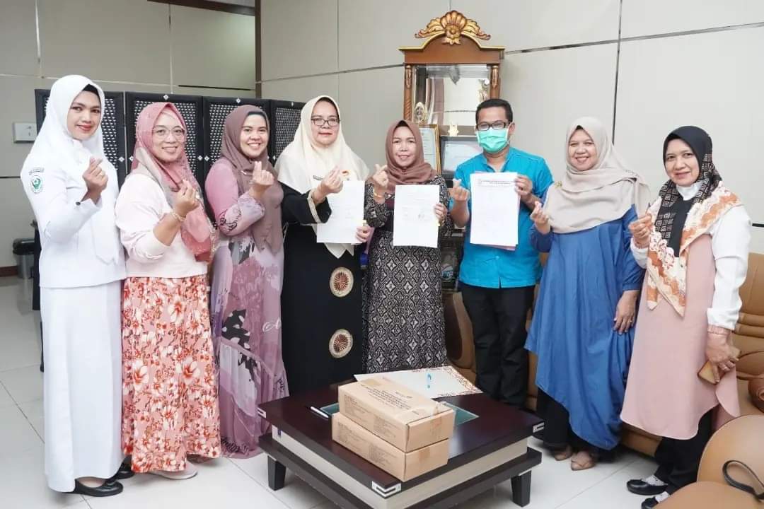 Swafoto Kepala DP3AP2KB Dewi Dharma bersama Dirut RSHD dr Lista Cherlyviera di Kota Bengkulu, Foto: Dok