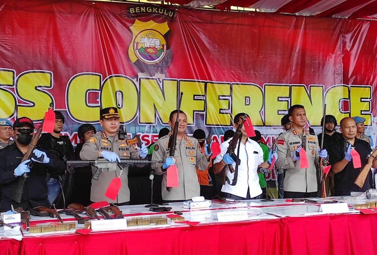 Konferensi pers pemusnahan barang bukti, Polda Bengkulu ungkap home industri senjata api di Kabupaten Kaur Provinsi Bengkulu, Selasa, 4 April 2023, Foto: Dok/Irfan Arief