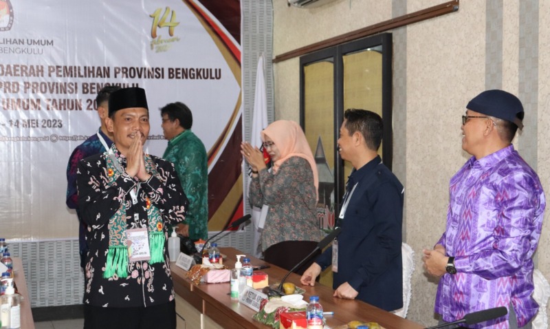 Dr. Rahiman Dani usai mendaftarkan diri calon DPD RI daerah pemilihan provinsi Bengkulu, Foto: Dok