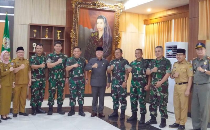 Gubernur Rohidin saat menerima Kunjungan Silaturahmi Panglima Komando Gabungan Wilayah Pertahanan I (Pangkogabwilhan) I Laksamana Madya TNI Irvansyah di Ruang Kerja Gubernur Bengkulu, Selasa, 23 Mei 2023, Foto: Dok Gubernur Rohidin saat menerima Kunjungan Silaturahmi Panglima Komando Gabungan Wilayah Pertahanan I (Pangkogabwilhan) I Laksamana Madya TNI Irvansyah di Ruang Kerja Gubernur Bengkulu, Selasa, 23 Mei 2023, Foto: Dok
