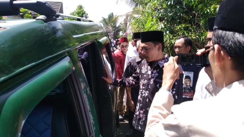 Bakal Calon DPD RI, Daerah Pemilihan Provinsi Bengkulu Rahiman Dani saat akan menaiki angkot menuju KPU Provinsi Bengkulu, Selasa, 02 Mei 2023, Foto: Dok
