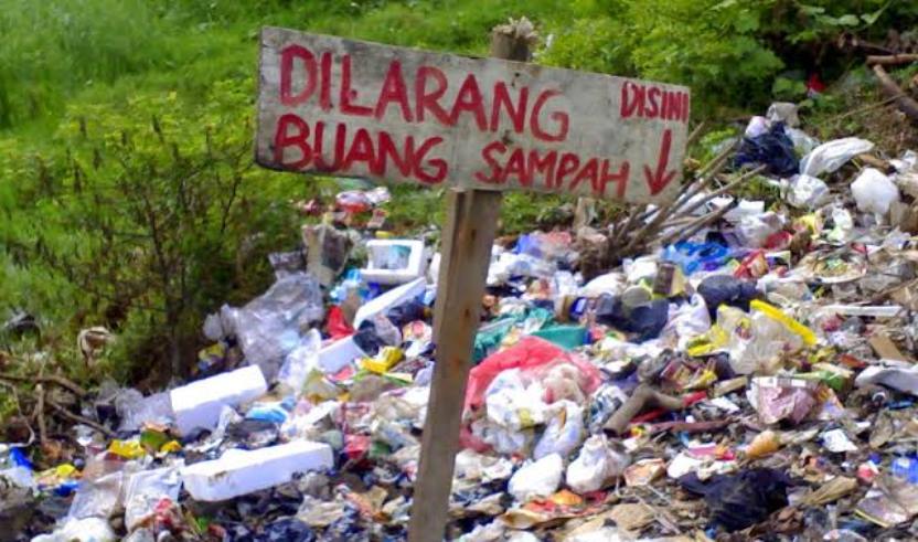 Plang spanduk larangan aktivitas di atas TPA PT. DDP, Foto: Dok