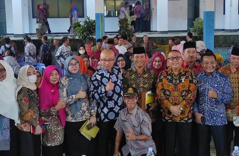 Penyerahan secara simbolis SP2D Sertifikasi/TPG Triwulan I dan Tunjangan Hari Raya sebesar 50 persen, Foto: Dok/Irfan Arief Penyerahan secara simbolis SP2D Sertifikasi/TPG Triwulan I dan Tunjangan Hari Raya sebesar 50 persen, Foto: Dok/Irfan Arief