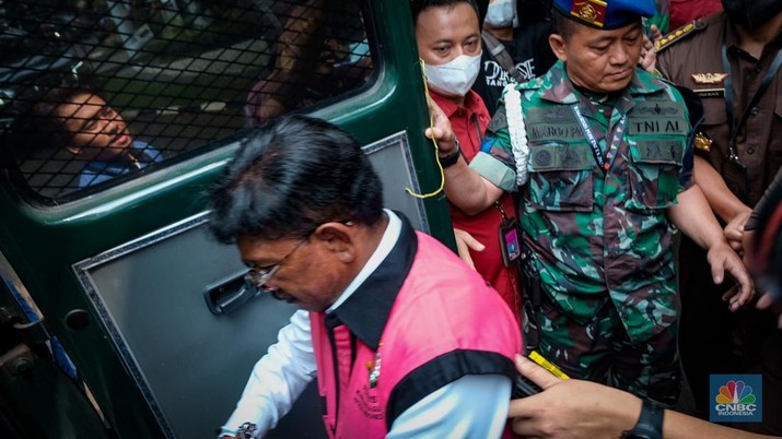 Menkominfo Johnny Plate saat menaiki mobil tahanan usai diperiksa Kejagung, Foto: Dok/Detik.com/Andhika Prasetya