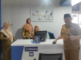 Swafoto Kepala DPMPTSP Kota Bengkulu Irsan Setiawan bersama staf pengaduan Mal Pelayanan Publik (MPP) Kota Bengkulu, Senin, 05 Juni 2023, Foto: Dok/Irfan Arief