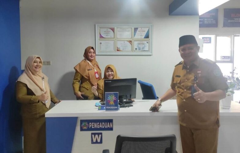 Swafoto Kepala DPMPTSP Kota Bengkulu Irsan Setiawan bersama staf pengaduan Mal Pelayanan Publik (MPP) Kota Bengkulu, Senin, 05 Juni 2023, Foto: Dok/Irfan Arief