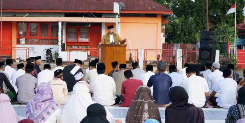 Gubernur Bengkulu Rohidin Mersyah saat memberikan Khatib di Hari Idul Adha di Alun-alun, Kota Tais Seluma, Foto: Dok