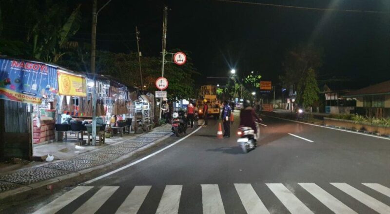 Dinas Perhubungan Kota Bengkulu saat memasang rambu larangan truk bermuatan besar melintas di Jalan Hibrida, Foto: Dok