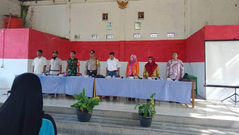 Bhabinkamtibmas Polsek Ketahun saat menggelar sosialisasi Sapu Bersih Pungutan Liar di Desa Bukit Makmur D6 Kecamatan Pinang Raya, Sabtu, 24 Juni 2023, Foto: Dok