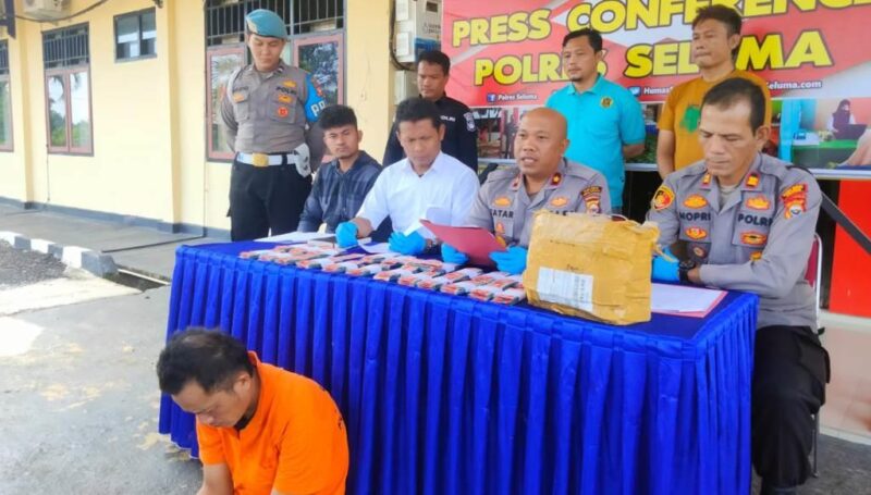 Tersangka EK (33) saat diamankan bersama barang bukti pil Samcodin, Selasa, 13 Juni 2023, Foto: Dok