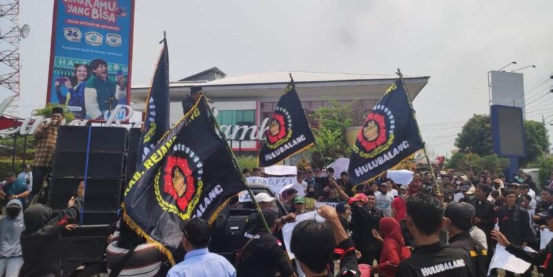Aksi demo yang digelar Ormas Hulubalang bersama Aliansi Masyarakat Bengkulu Bersatu (AMBB) di Simpang Lima Ratu Samban Kota Bengkulu, Senin, 9 Oktober 2023, Foto: Dok