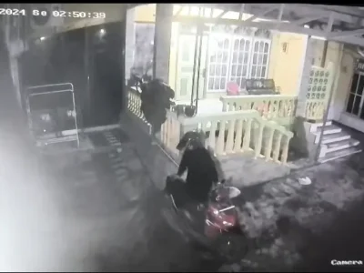 Terekam CCTV, Pencuri Berhasil Bawa Kabur Motor Meski Dilengkapi Gembok Berantai – kupas Bengkulu