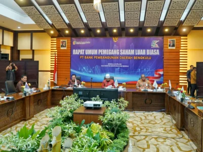 Gubernur Bengkulu Helmi Hasan saat memimpin Rapat Umum Pemegang Saham (RUPS) Luar Biasa PT Bank Pembangunan Daerah Bengkulu di Aula H. Mochtar Azhari, Graha Bank Bengkulu, Senin, 28 April 2025, Foto: Dok