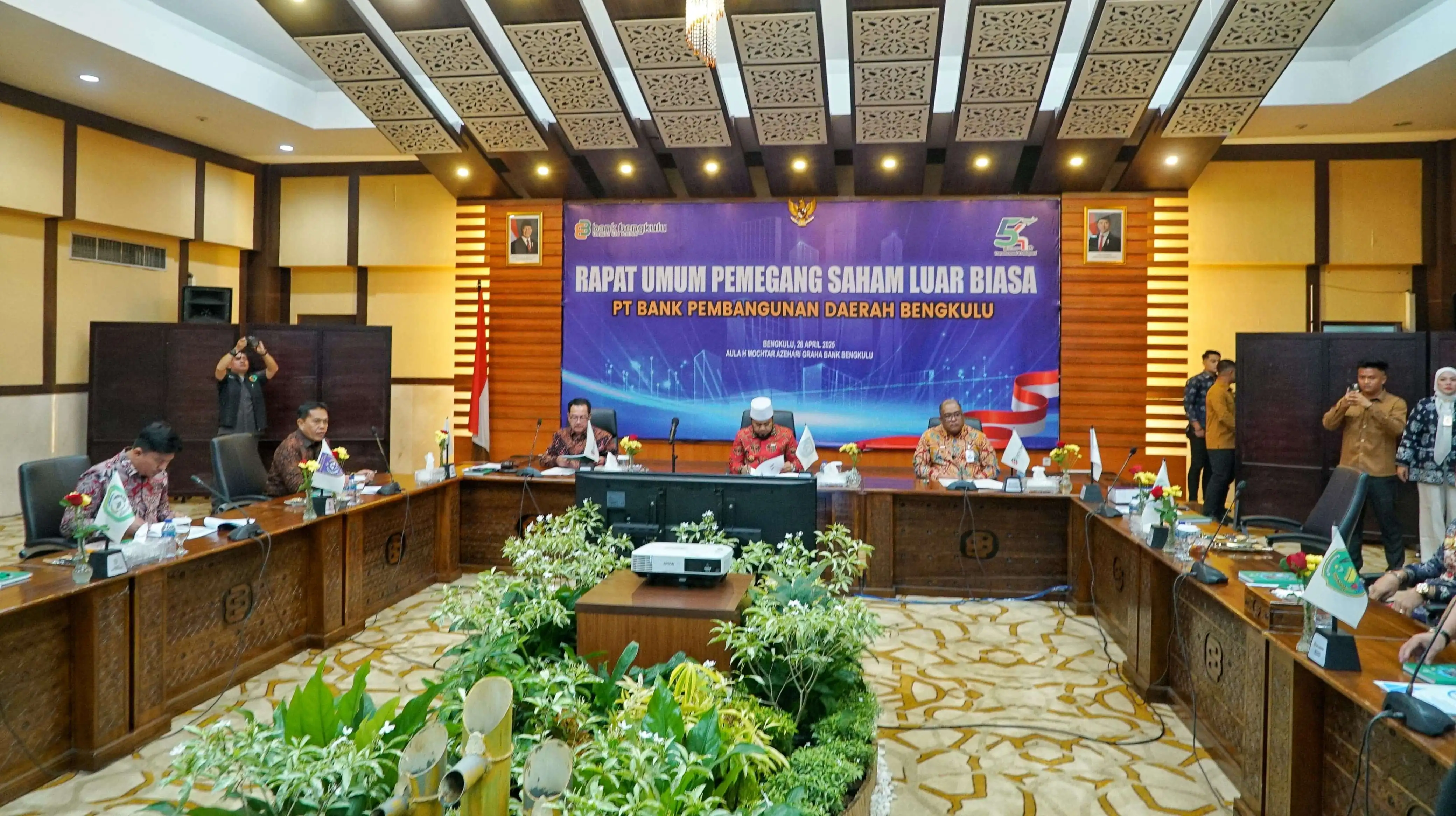 Gubernur Bengkulu Helmi Hasan saat memimpin Rapat Umum Pemegang Saham (RUPS) Luar Biasa PT Bank Pembangunan Daerah Bengkulu di Aula H. Mochtar Azhari, Graha Bank Bengkulu, Senin, 28 April 2025, Foto: Dok