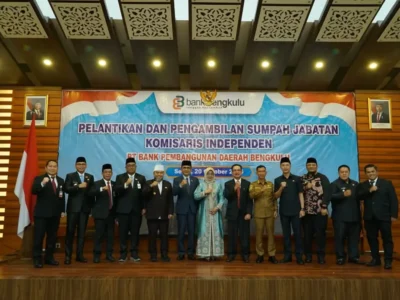 Foto bersama usai pelantikan Riduan sebagai Komisaris Independen Bank Bengkulu, Senin, 20 Oktober 2025, Foto: Dok