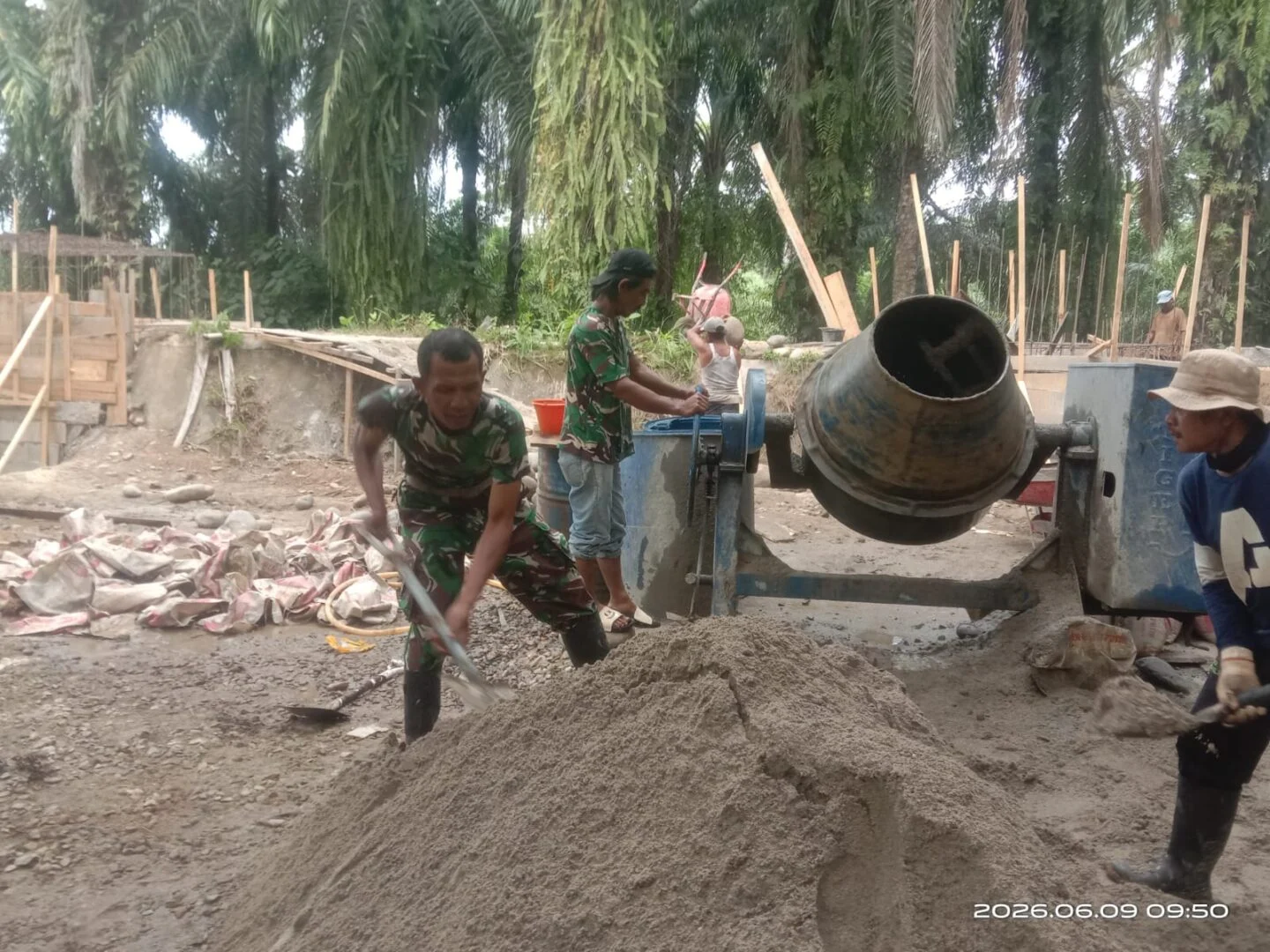 Babinsa Ketahun Kawal Pembangunan Jembatan Gantung Kualalangi, Progres Pondasi Capai 70 Persen