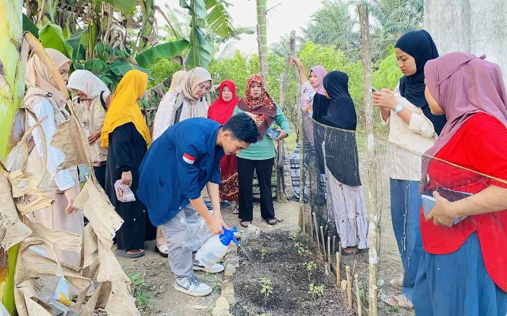 Kulit Jeruk Disulap Jadi Pupuk Hayati, Dosen Pertanian UNIB Dorong KWT Rezeki Bersama Terapkan Pertanian Ramah Lingkungan